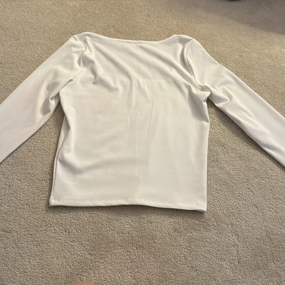 Elegant White Long Sleeve Top with Black Trim - Picture 5 of 6